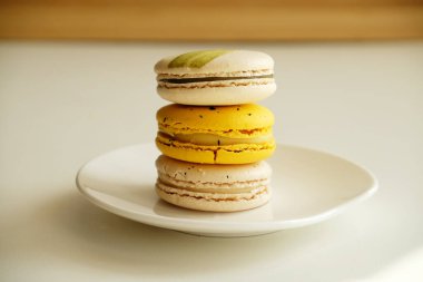 Beyaz tabakta makarnalar. Fransız mutfağı tatlısı. Yumuşak renkler