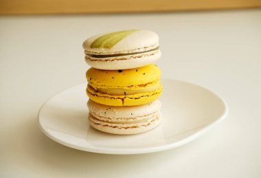 Beyaz tabakta makarnalar. Fransız mutfağı tatlısı. Yumuşak renkler