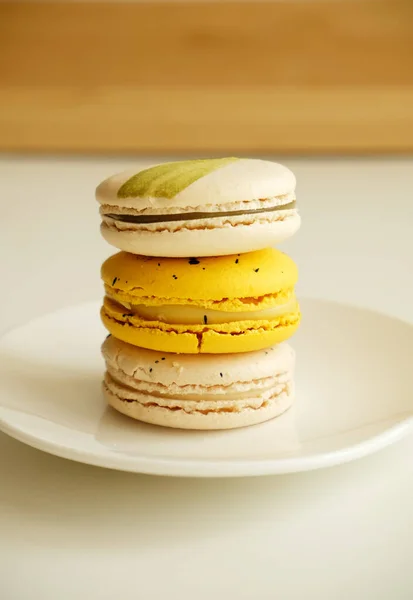 Makronen auf weißem Teller. Französische Küche Dessert. Sanfte Farben — Stockfoto