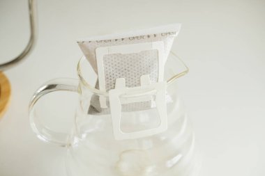 Kahve poşetini yakın plan çek. Basit demleme metodu, yeni trend. Uzmanlık alanı estetik.