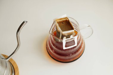 Damlalık kahve demleme işlemi üst görünüm. Basit bira metodu, yeni trend. Uzmanlık alanı estetik.