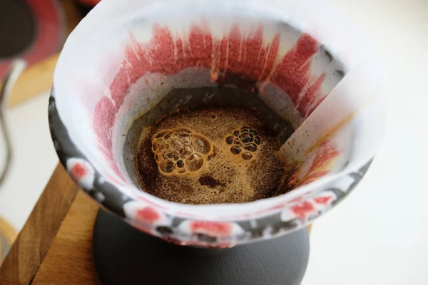 新烘焙的咖啡盛开在陶器工艺陶瓷陶土滴水机v60中.专业咖啡概念 — 图库照片