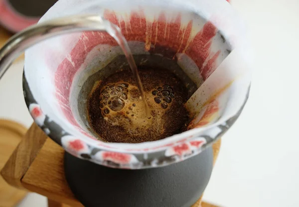Procesul Preparare Cafelei Toarnă Apă Din Ceainic Gât Cafeaua Proaspăt — Fotografie, imagine de stoc