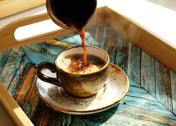 Φρεσκοψημένος Ζεστός Τούρκικος Καφές Που Ρίχνει Από Cezve Κεραμικό Φλιτζάνι — Φωτογραφία Αρχείου