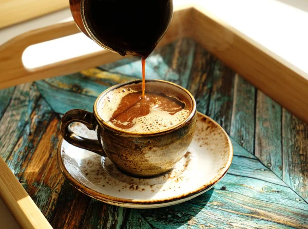 Taze Demlenmiş Sıcak Türk Kahvesi Cezve Den Çay Tabağının Üzerine — Stok fotoğraf