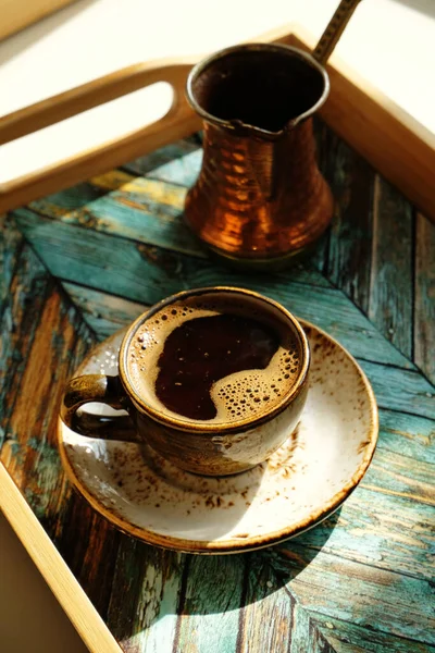 Frisch Gebrühter Heißer Türkischer Kaffee Craft Keramik Espressotasse Auf Untertasse — Stockfoto