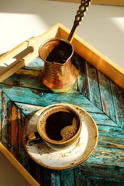 Frisch Gebrühter Heißer Türkischer Kaffee Craft Keramik Espressotasse Auf Untertasse — Stockfoto