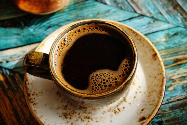 Frisch Gebrühter Heißer Türkischer Kaffee Craft Keramik Espressotasse Auf Untertasse — Stockfoto