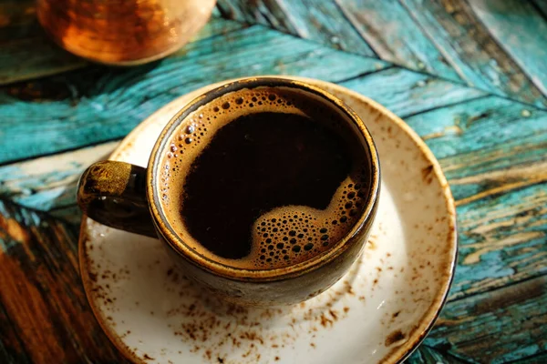 Φρεσκοψημένος Ζεστός Τούρκικος Καφές Κεραμικό Φλιτζάνι Espresso Πιατάκι Χαλκός Cezve — Φωτογραφία Αρχείου