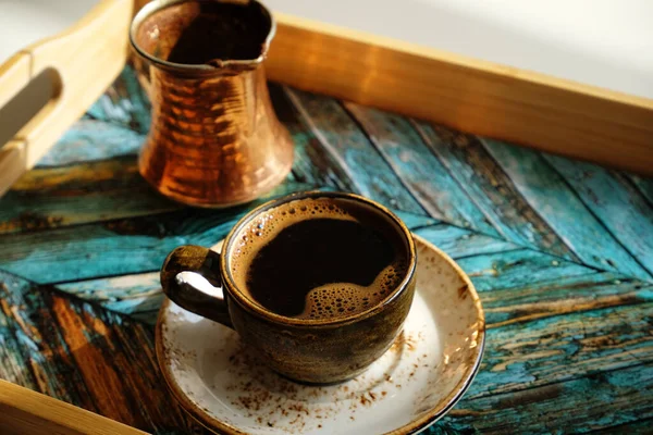 焼きたてのホットトルココーヒーは ソーサーの上に陶器のエスプレッソカップで 銅製のツェボ ターコイズ木製のトレイ 昼光影 — ストック写真