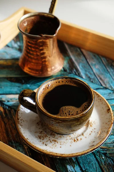 Frisch Gebrühter Heißer Türkischer Kaffee Craft Keramik Espressotasse Auf Untertasse — Stockfoto