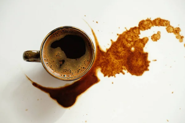 Κύπελλο Espresso Χυμένα Σημεία Καφέ Λευκό Φόντο Πάνω Όψη — Φωτογραφία Αρχείου