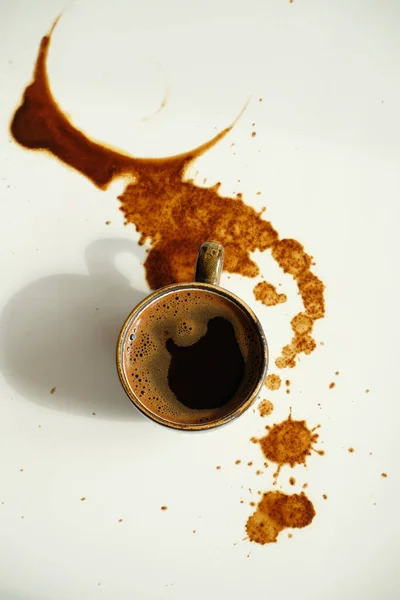 Κύπελλο Espresso Χυμένα Σημεία Καφέ Λευκό Φόντο Πάνω Όψη — Φωτογραφία Αρχείου