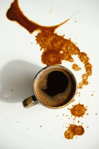 Tasse Espresso Auf Verschüttetem Kaffee Auf Weißem Hintergrund Draufsicht — Stockfoto