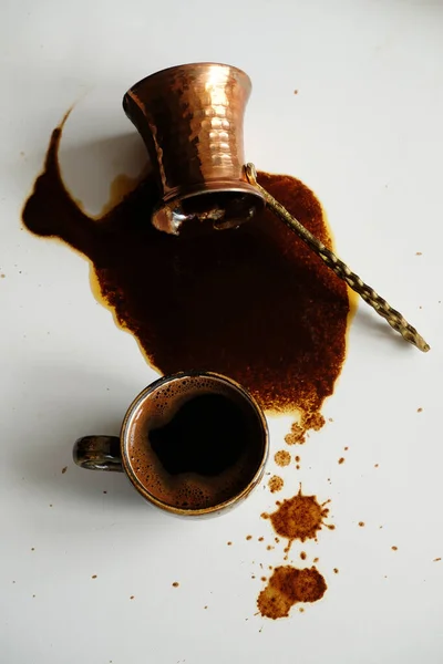 Ένα Φλιτζάνι Τούρκικο Καφέ Και Αναποδογύρισε Cezve Χυμένο Καφέ Λευκό — Φωτογραφία Αρχείου