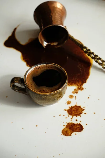 Κύπελλο Τουρκικού Καφέ Και Αναποδογύρισε Cezve Χυμένο Καφέ Λευκό Φόντο — Φωτογραφία Αρχείου