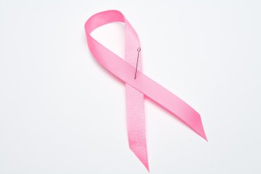 Beyaz arkaplanda izole edilmiş pembe kurdele