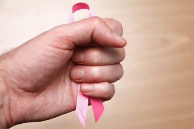 Sağlık kavramı - adam pembe Meme Kanseri Bilinçlendirme şerit tutan eller