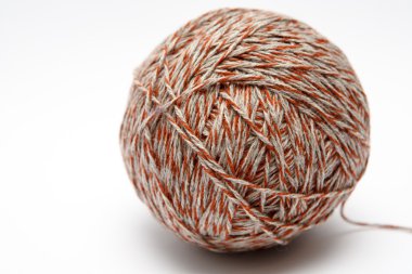 Beyaz bir arka plan üzerinde renkli iplik arapsaçı