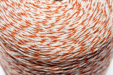 Beyaz bir arka plan üzerinde renkli yün iplik konisi