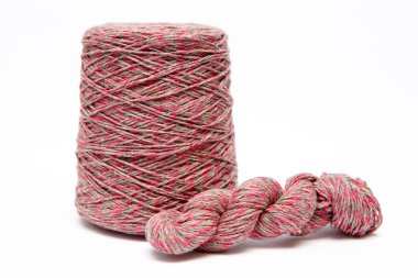 Beyaz bir arka plan üzerinde renkli yün iplik konisi