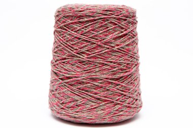 Beyaz bir arka plan üzerinde renkli yün iplik konisi