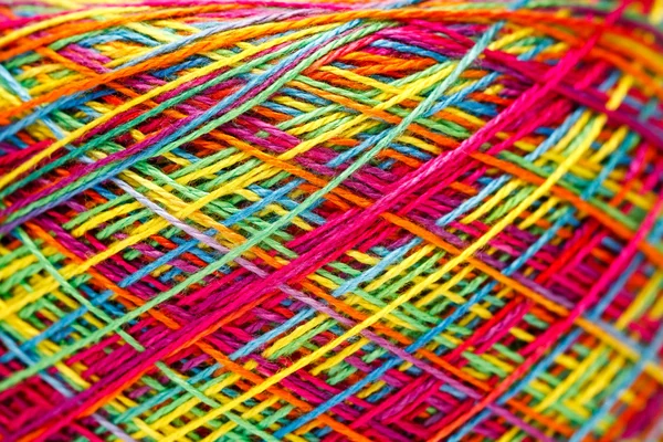 O fio multicolorido usado para tricotar roupas — Fotografia de Stock