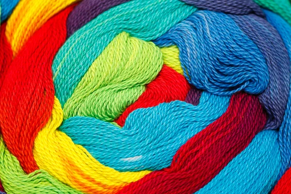 Das bunte Garn, das zum Stricken von Kleidung verwendet wird — Stockfoto