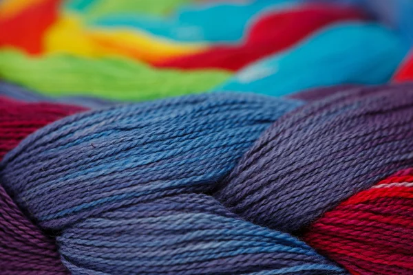 Das bunte Garn, das zum Stricken von Kleidung verwendet wird — Stockfoto