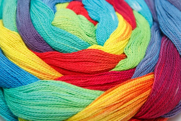 Le fil multicolore utilisé pour tricoter des vêtements — Photo