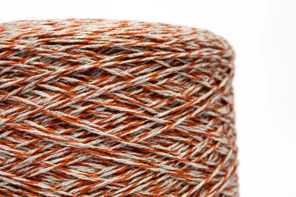 O cone de fios de lã coloridos em um fundo branco — Fotografia de Stock