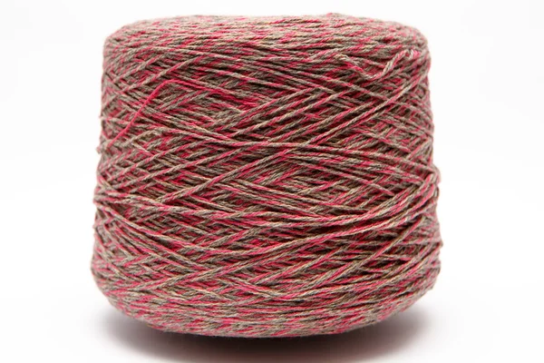 Beyaz bir arka plan üzerinde renkli yün iplik konisi