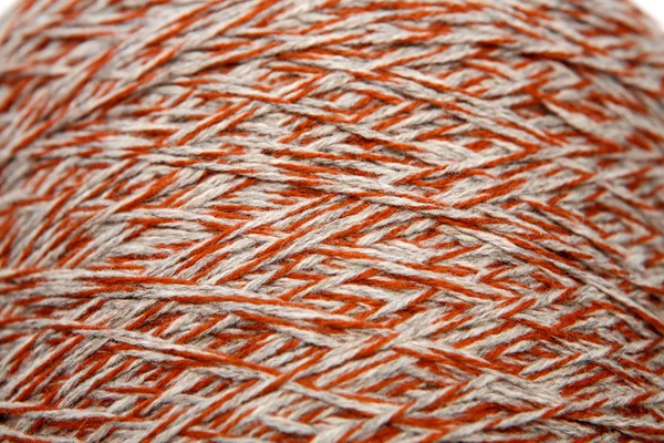 Le cône de fil de laine coloré sur un fond blanc — Photo