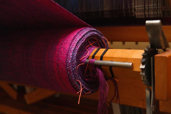 Кольорове ткацтво ткацького верстата крупним планом — стокове фото