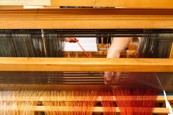 Hands of a woman who weaves on a loom — Stock Photo, Image