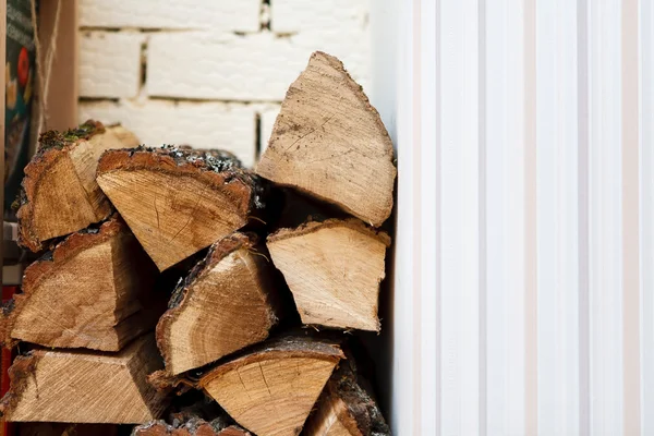 Stos drewna opałowego w nowoczesnym domu Zdjęcie Stockowe
