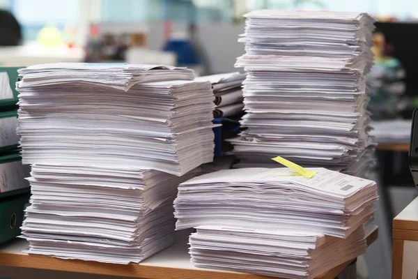 Cerrar pila de papel en el escritorio de la oficina — Foto de Stock