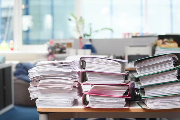 Cerrar pila de papel en el escritorio de la oficina — Foto de Stock