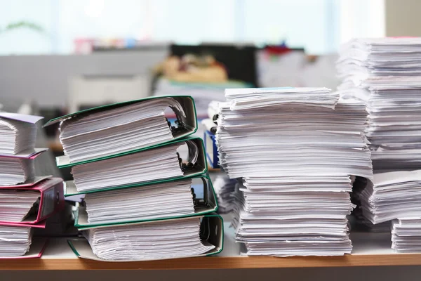 Cerrar pila de papel en el escritorio de la oficina — Foto de Stock