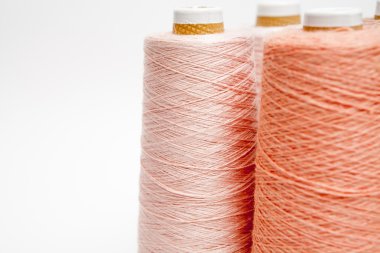 Beyaz bir arka plan iş parçacığı şeftali rengi makaralar