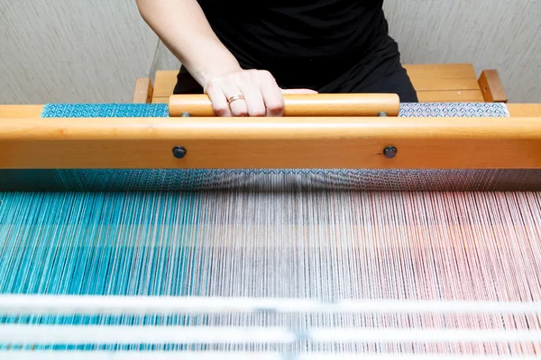 織機で編む女性の手 — ストック写真