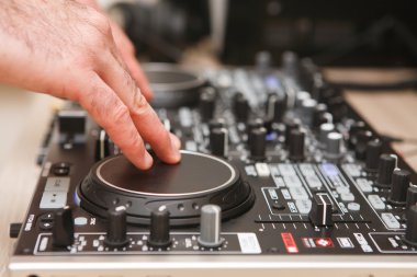 Yakın çekim Dj ve elini karıştırma konsol
