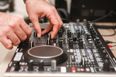 Yakın çekim Dj ve elini karıştırma konsol