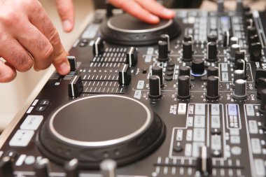 Yakın çekim Dj ve elini karıştırma konsol