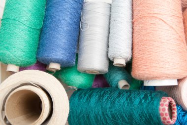 Beyaz bir arka plan iş parçacığı şeftali rengi makaralar