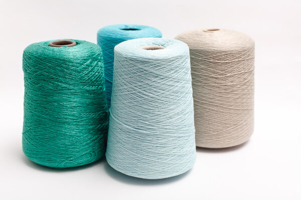 Цветные конусы шелка на белом фоне
