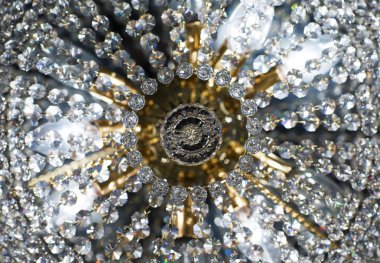 Kristal ile pirinç avize.