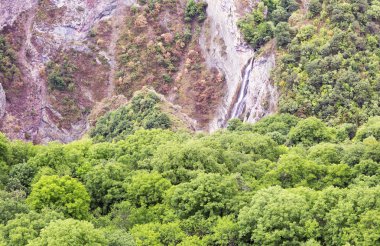 Dağ manzara şelale uçurumdan akar.