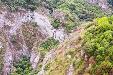 Dağ manzara şelale uçurumdan akar.