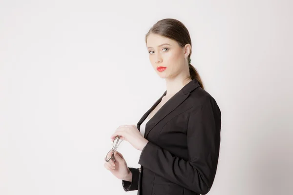 Портрет деловой женщины в очках на белом фоне . — стоковое фото
